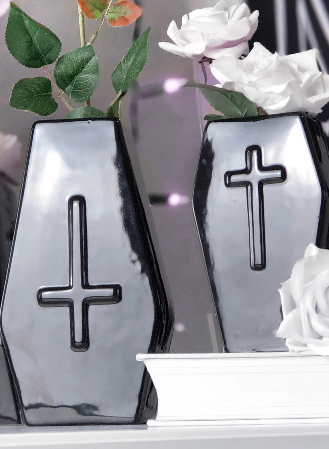 Kista, stor vas från Killstar. Keramisk vas med blank svart yta och korsdetaljer. Tillverkad i 100% keramik.