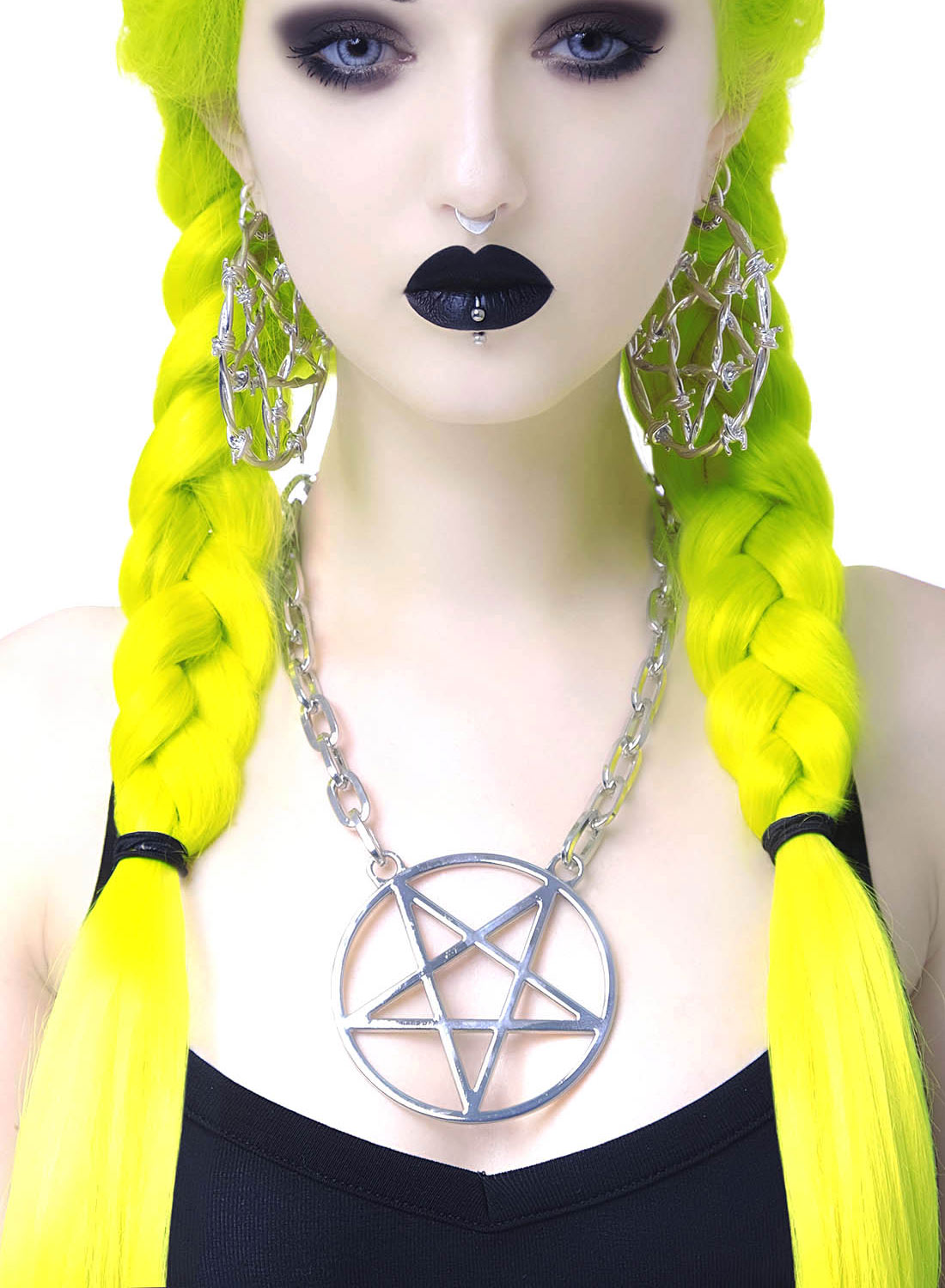 Hextasy, chain choker från Killstar. Stort pentagram i silverfärg med en knäppning som gör det möjligt att justera längden på kedjan. Tillverkad i 100% alloy metall. Kedjestorlek: 48 cm. Hänge storlek: 7,7 cm.
