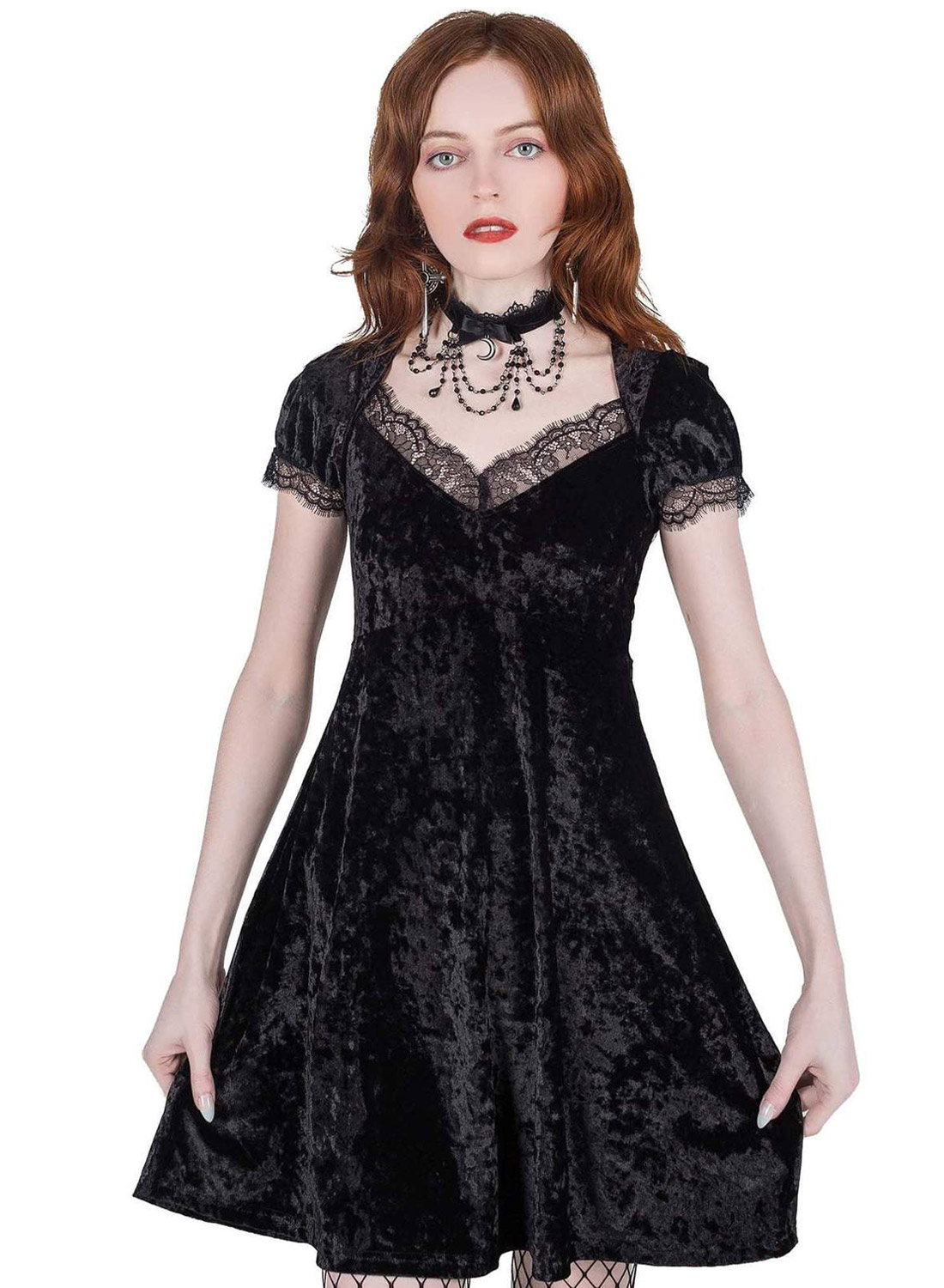 Killstar Kiss of Death Kleid. Samtkleid mit Spitzendetails, kurzen Ärmeln und ausgestelltem Rock im Gothic-Stil