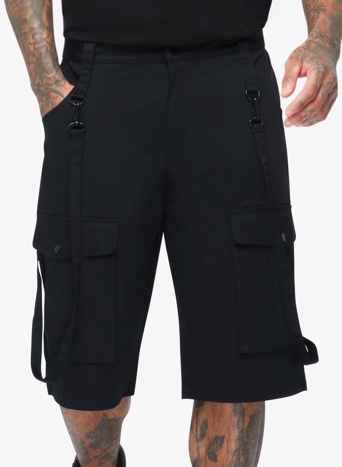 Schwarze Killstar Sacred Skull Shorts mit Utility-Design, Seitentaschen und abnehmbaren Trägern vorne.