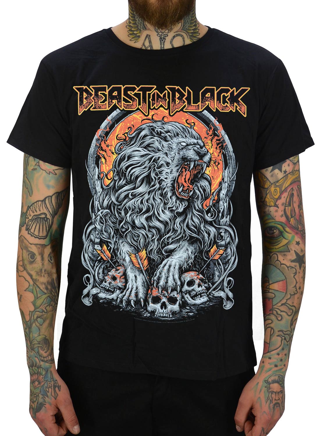 Beast In Black Glory to the Beast T-Shirt mit detailliertem Löwenmotiv, Totenköpfen und dem Text „Beast in Black“ im Heavy-Metal-Stil, mit Feuer im Hintergrund.