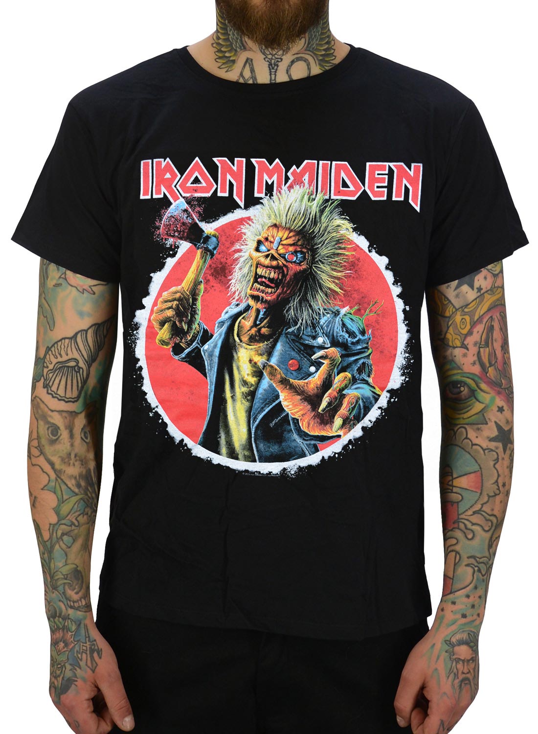 Iron Maiden Axe Eddie T-Shirt mit Eddie, der eine Axt hält, und rotem Logo auf der Vorderseite.