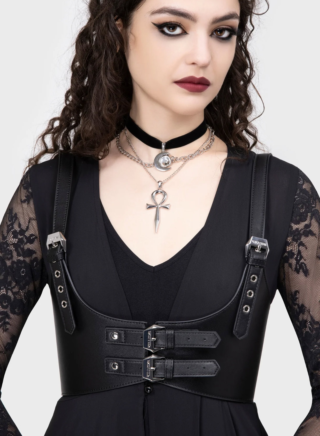 Killstar Ember Pit Harness. Schwarzer Harness von Killstar in Lederoptik mit Doppelschnallen und verstellbaren Schultergurten im Gothic-Stil.