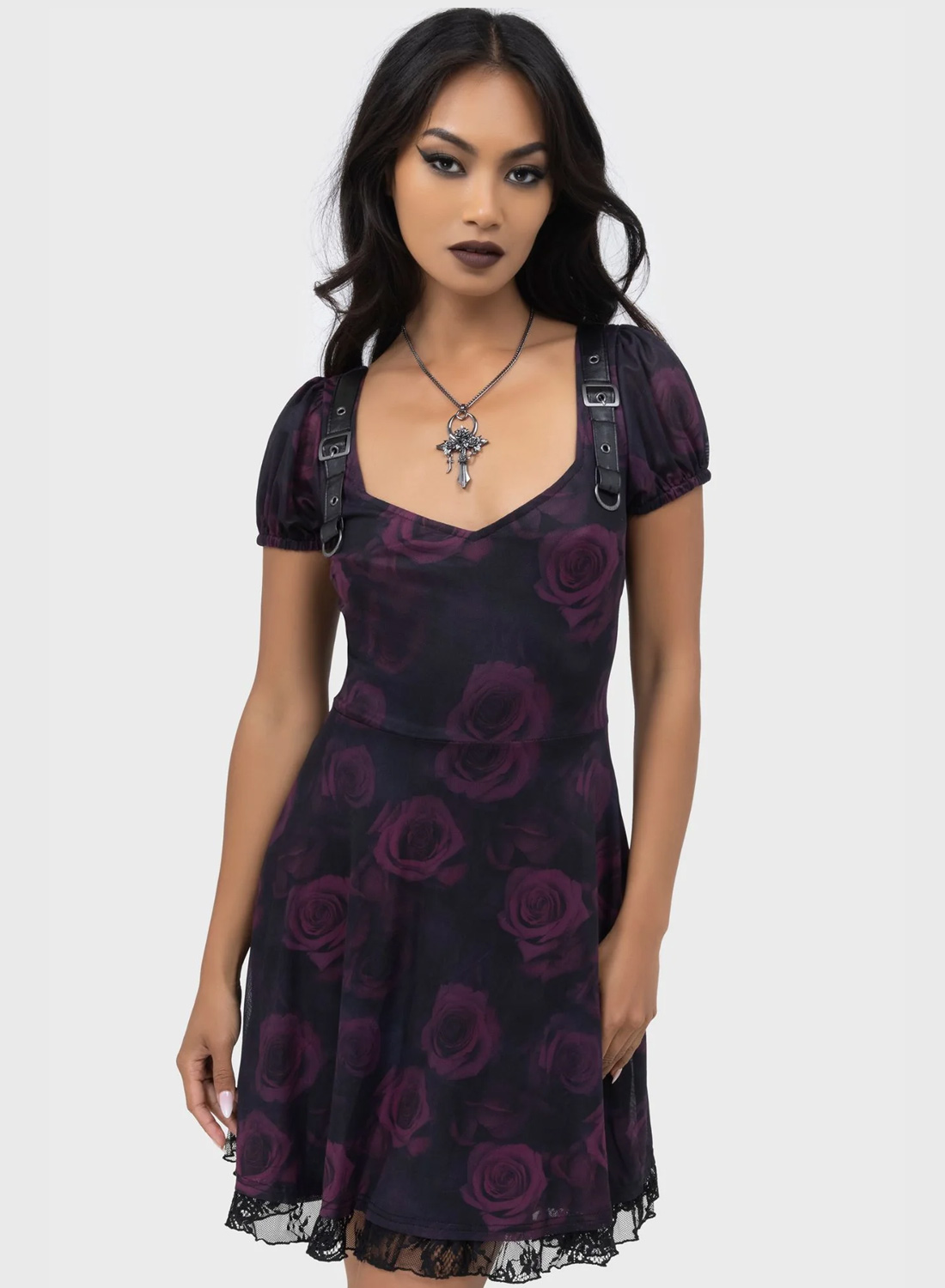 Killstar Ebonrose-Kleid. Schwarzes Netzkleid mit dunkelrotem Rosendruck, Puffärmeln und Schnallendetails von Killstar.