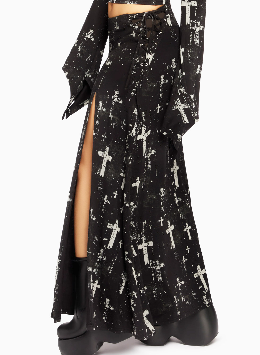 Killstar Tenebris Kapellenrock. Schwarzer langer Netzrock mit Kreuzmuster, hohem Schlitz und Schnürdetail von Killstar.