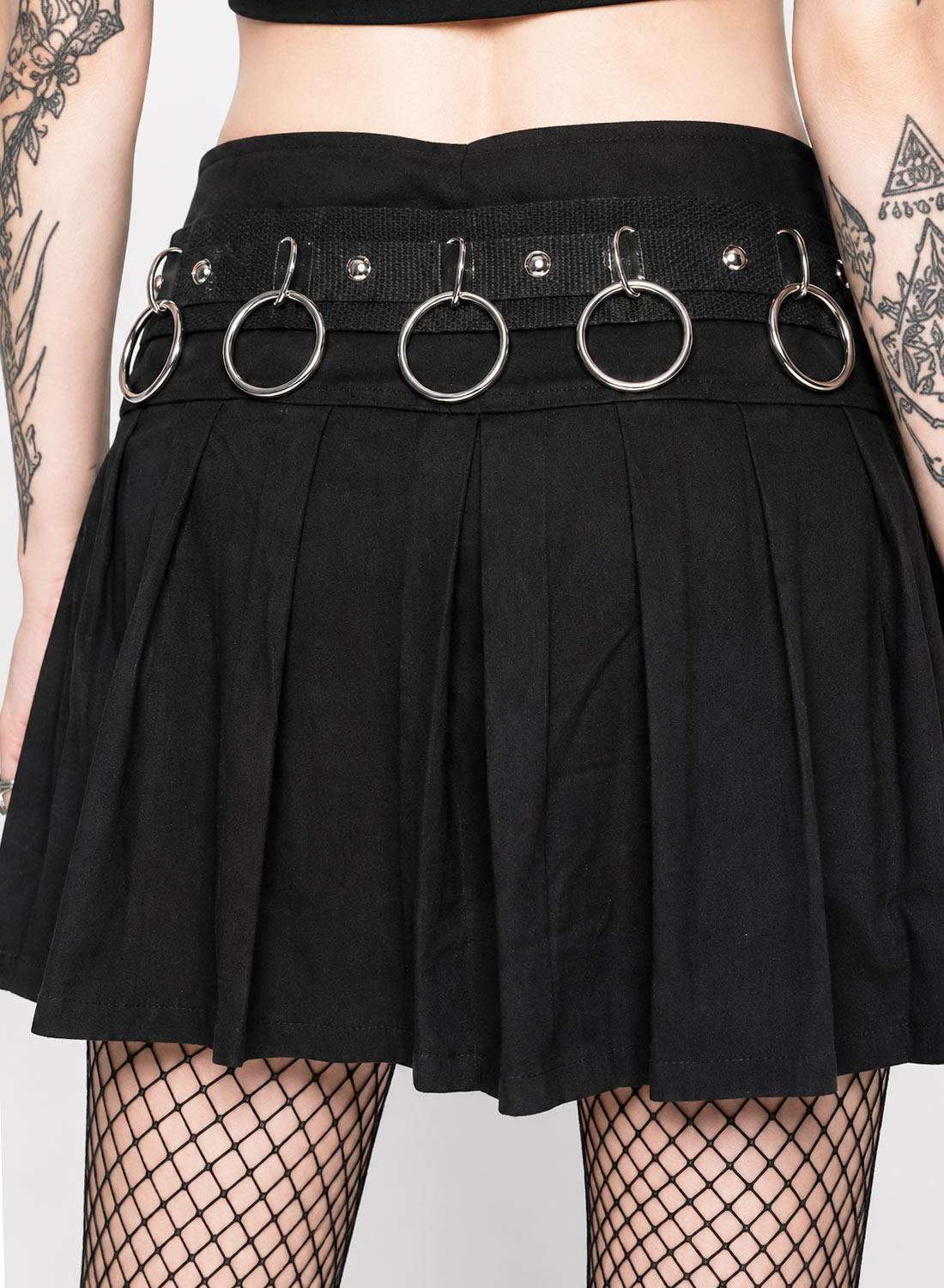 Schwarzer, plissierter Gothic-Minirock mit Ketten, O-Ringen, Reißverschluss und silbernem Pentagramm-Detail.