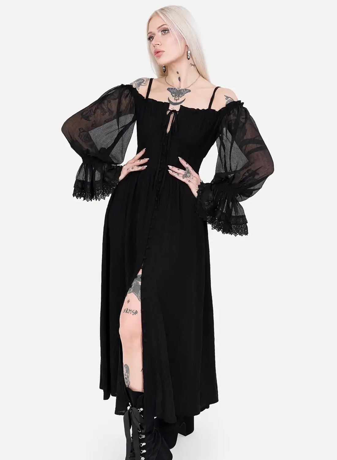 Schwarzes Gothic-Maxikleid „Night Calling“ von Restyle mit transparenten Poetry-Ärmeln und Spitzendetails