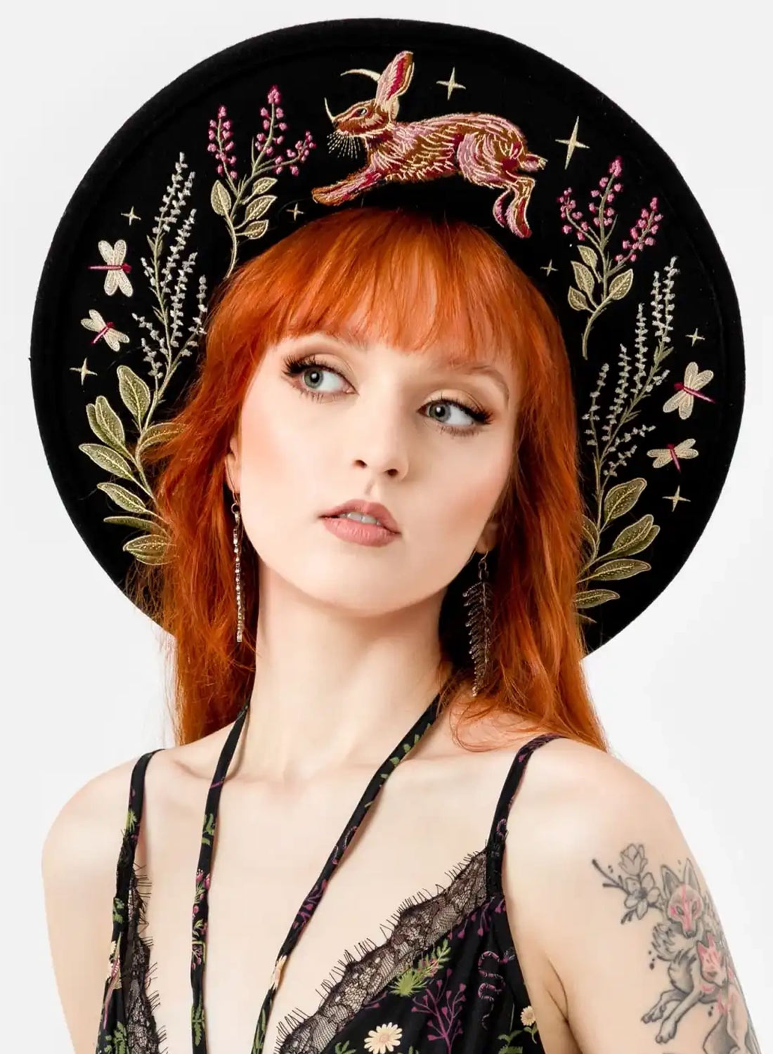 Restyle Hare Moon Hat – Gotische Wollmütze mit aufgesticktem Wildhasen, Libellen und Waldpflanzen