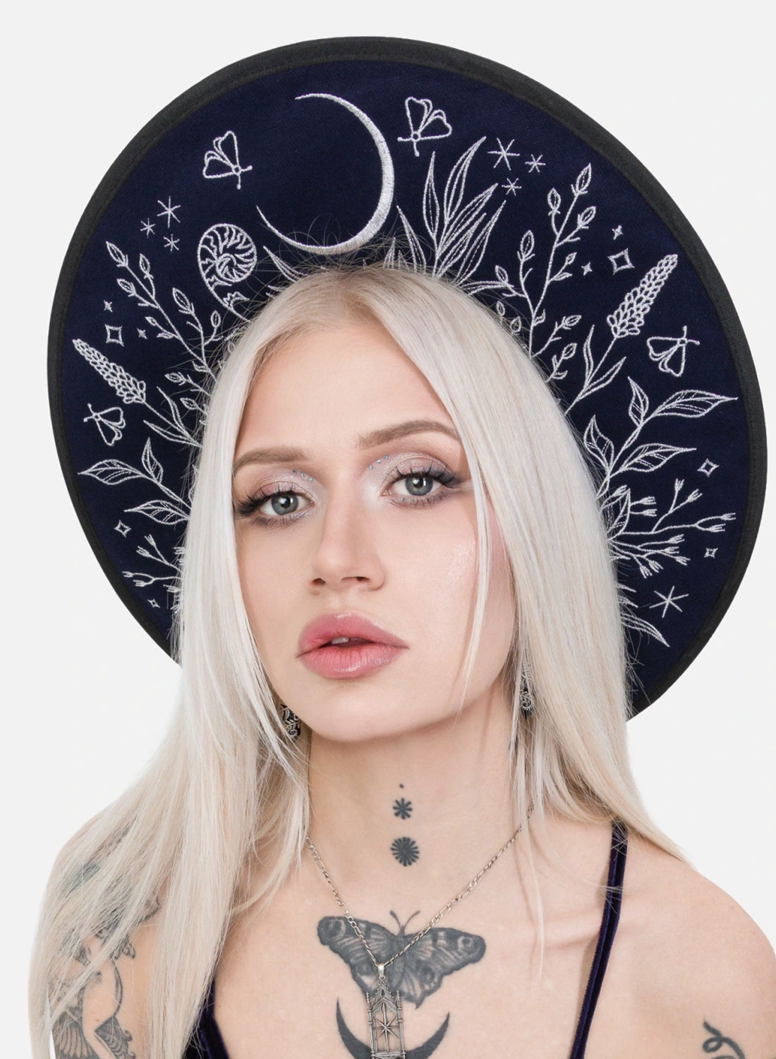 Restyle Stellar Glow Hat – nachtblauer Gothic-Wollhut mit silbernen aufgestickten Motten, Monden und Sternen