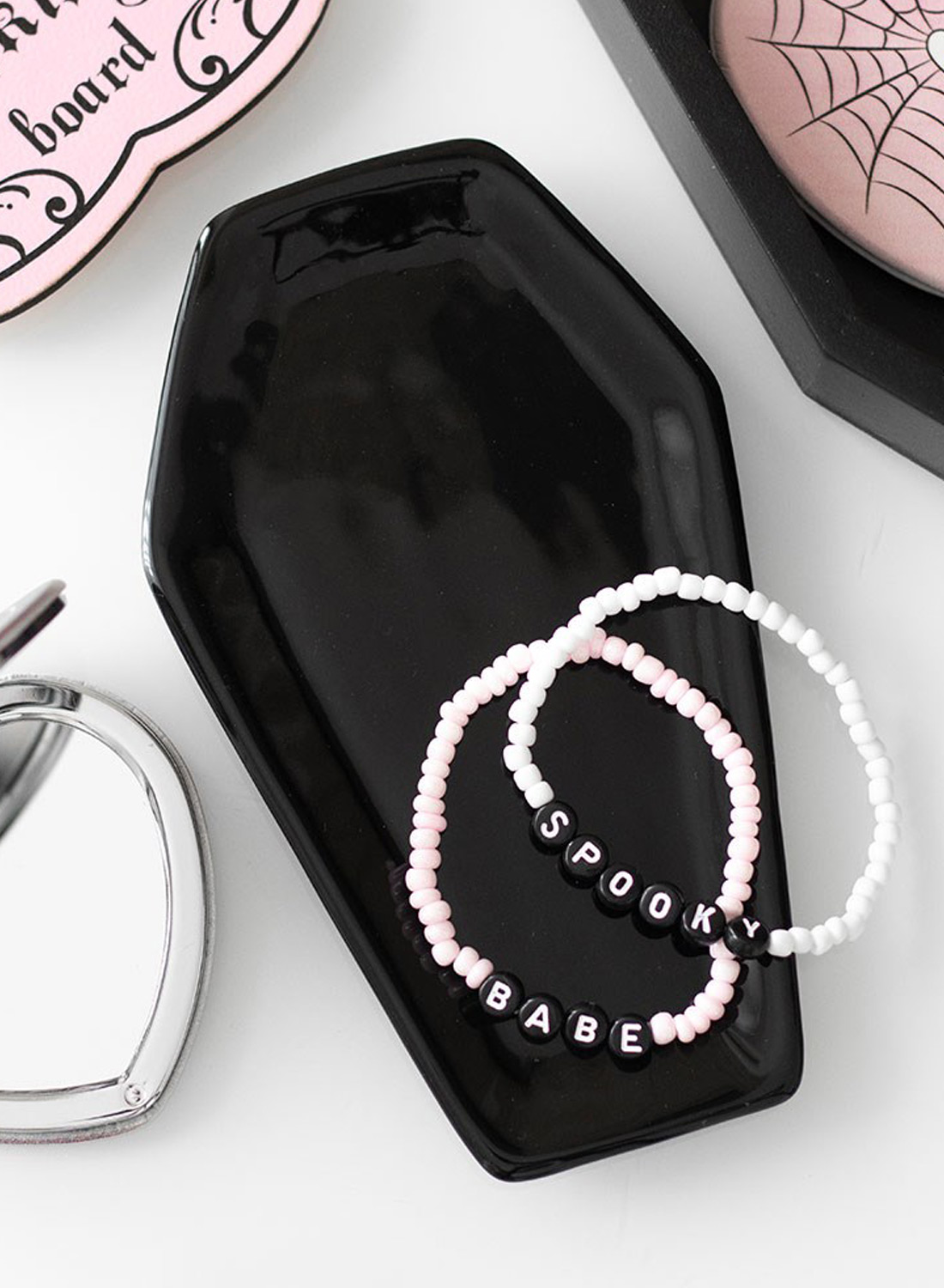 Rest in Style-Tablett. Schwarze sargförmige Schmuckschale aus Keramik von Something Different. Perfekt für Ringe, Schmuck, Schlüssel und Gothic-Dekor.