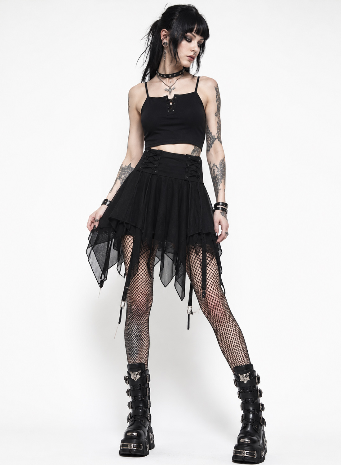 Dark Nymph Short. Schwarzer Gothic-Asymmetrischrock mit mehreren Stofflagen, Zierbändern und integrierter Hotpants.