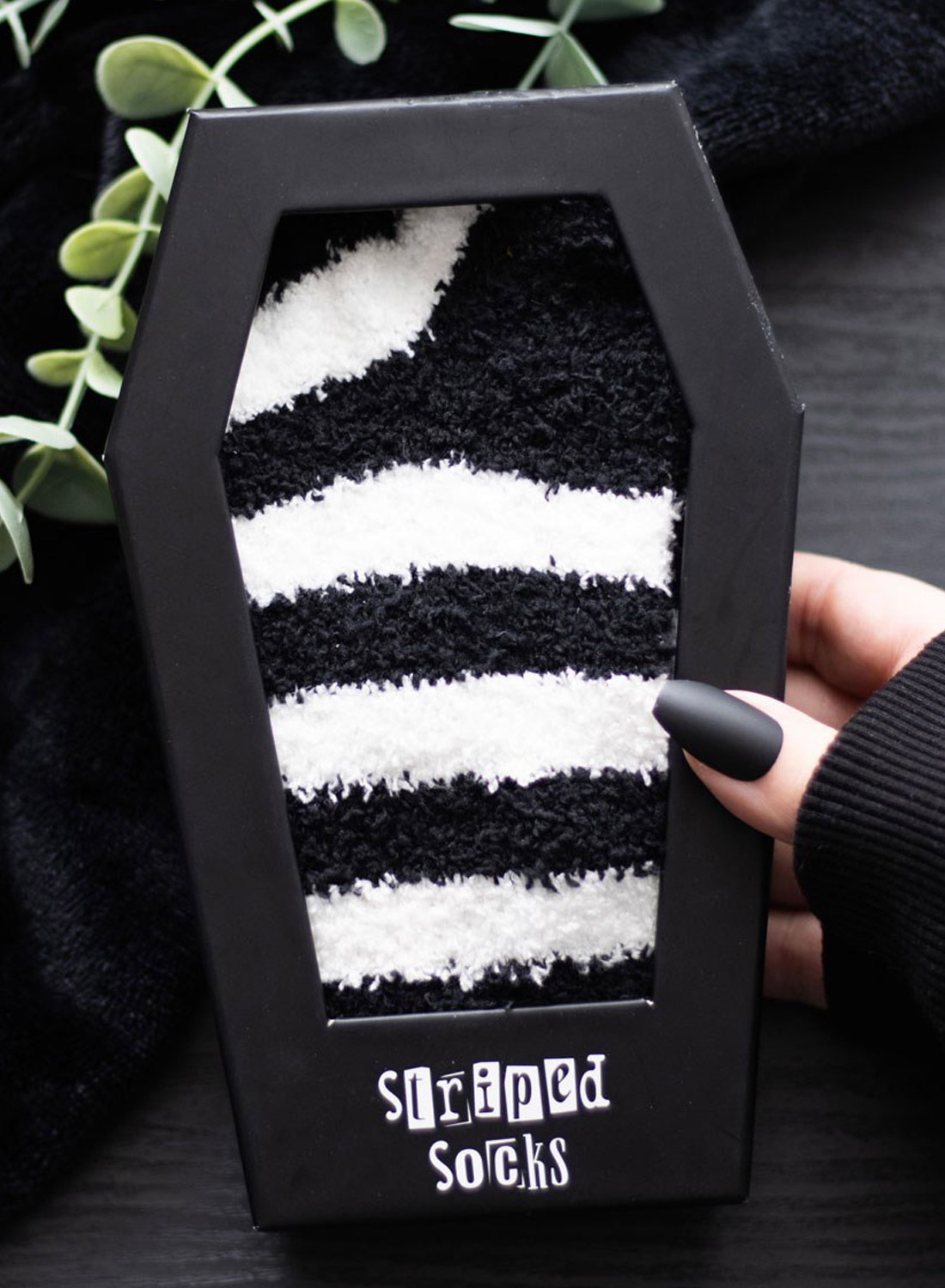 Betel Juice Sargsocken. Flauschige schwarz-weiß gestreifte Emo-Socken in einer sargförmigen Geschenkbox von Something Different. Weiche Gothic-Socken im alternativen Stil.