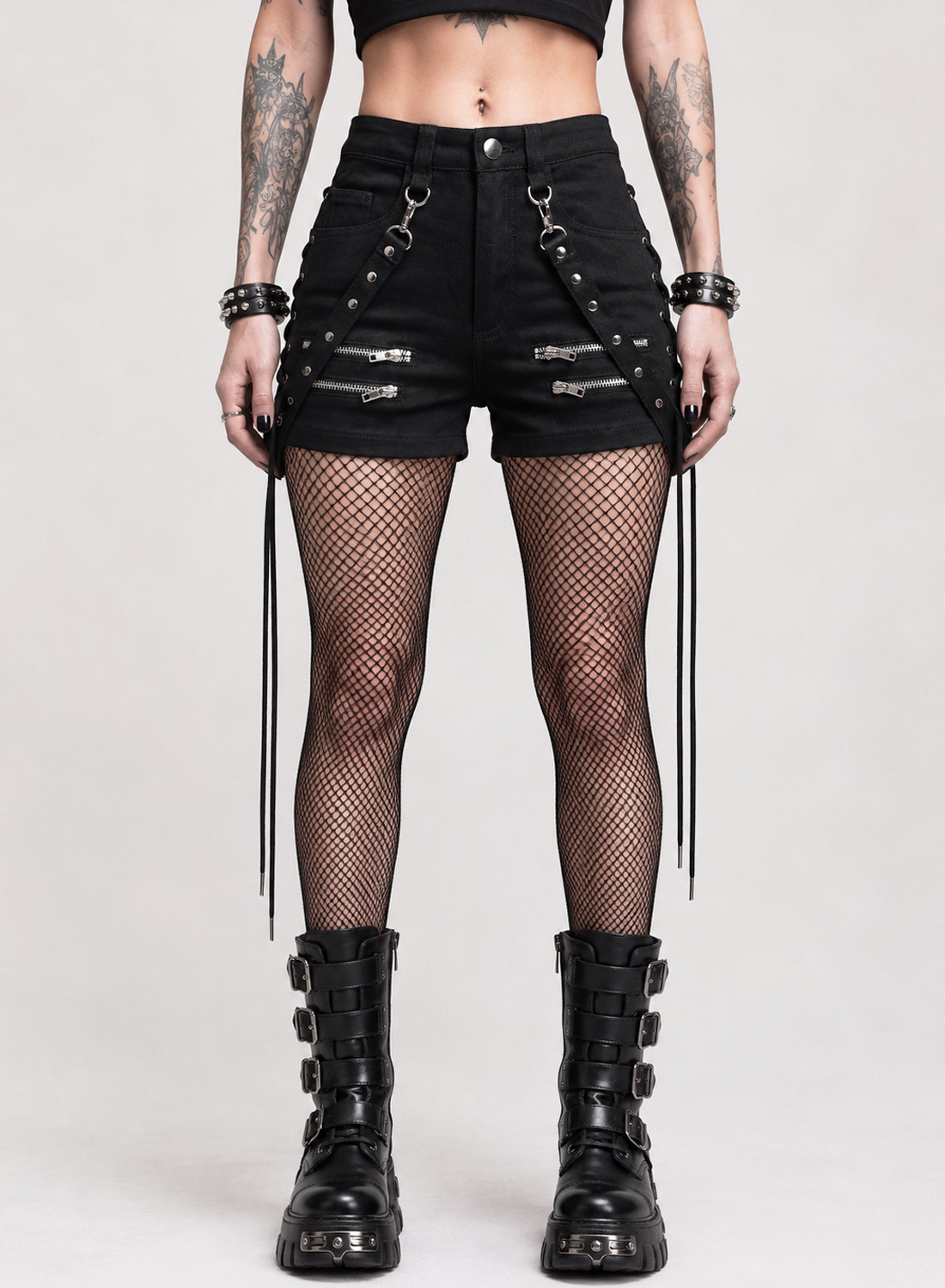 Schwarze Bad Omens Shorts aus Stretchmaterial mit silbernen Reißverschlüssen, abnehmbaren Nietenriemen und dekorativer Schnürung an den Seiten.