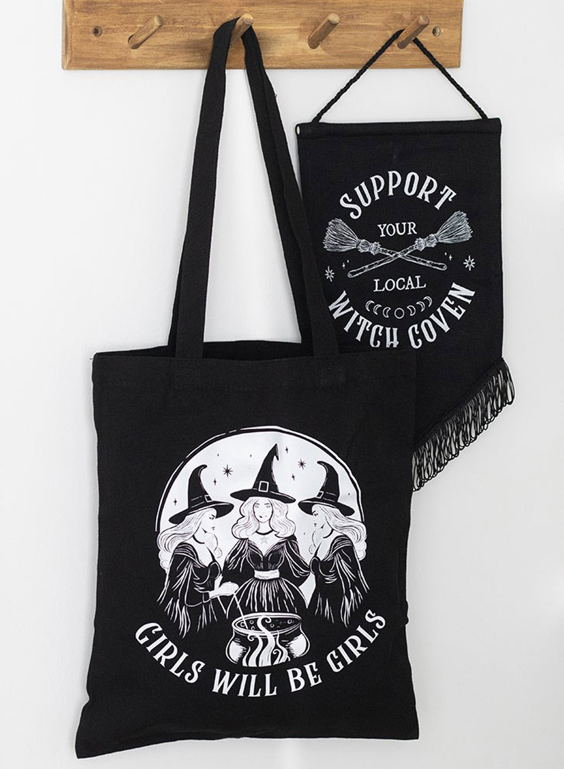 „Girls Will Be Girls“-Einkaufstasche – schwarze Polyester-Einkaufstasche mit drei Hexen, einem magischen Kessel und weißem Gothic-Aufdruck.